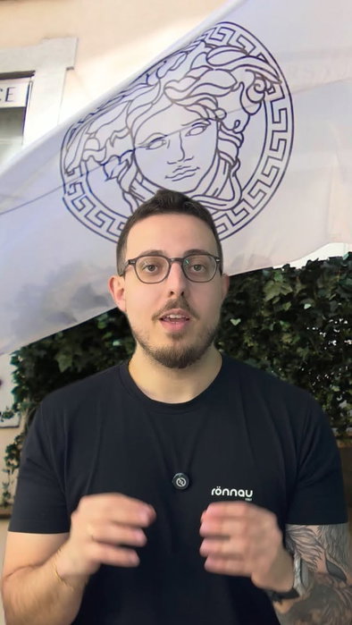 Um óculos Versace dificilmente passa despercebido (e a ideia é exatamente essa) — @oticaronnau